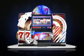 Người dùng Việt Nam chơi game slot online trên điện thoại di động với giao diện tiếng Việt rõ ràng